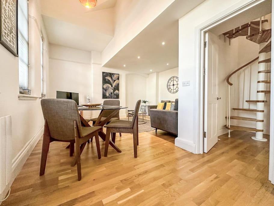 Newly Refurbished Luxury 3 Bedroom Apartment Лондон Екстериор снимка