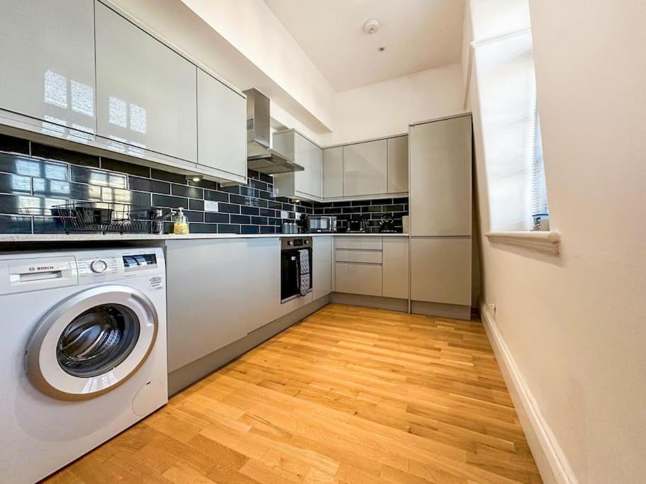 Newly Refurbished Luxury 3 Bedroom Apartment Лондон Екстериор снимка
