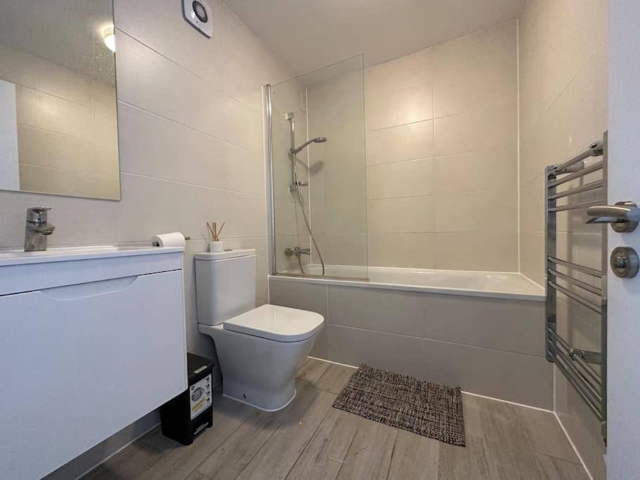 Newly Refurbished Luxury 3 Bedroom Apartment Лондон Екстериор снимка