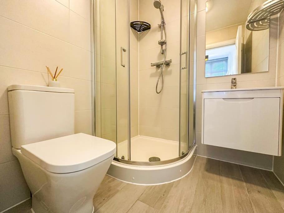 Newly Refurbished Luxury 3 Bedroom Apartment Лондон Екстериор снимка