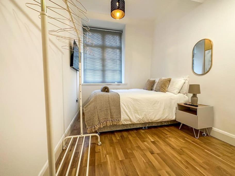 Newly Refurbished Luxury 3 Bedroom Apartment Лондон Екстериор снимка